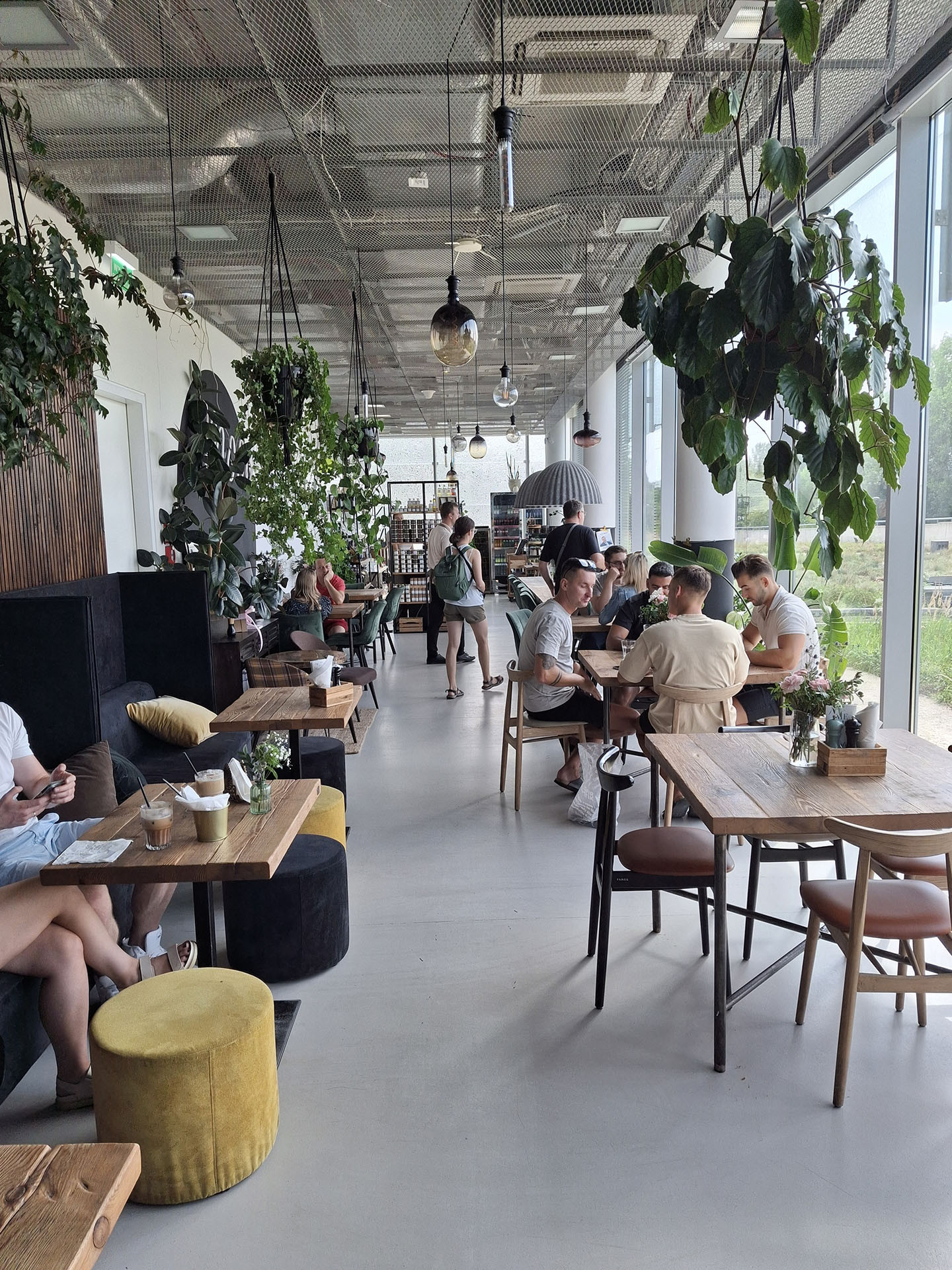 Interiér kavárny Moodro v areálu Slezského muzea.