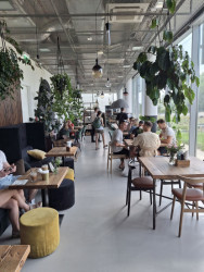 Interiér kavárny Moodro v areálu Slezského muzea.