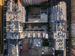 Architekti zvolili koncept čtyř vizuálně samostatných budov propojených společnou rámovou konstrukcí procházející napříč vnitroblokem. (MiDO Harfa; QARTA Architektura)