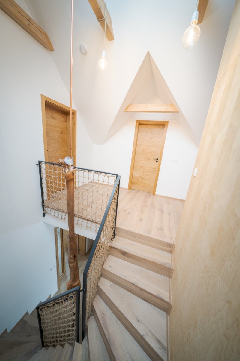 Stavení s červenou pumpou od DESTYL architekti