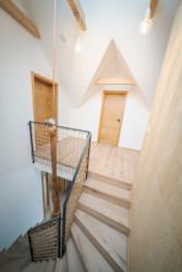 Stavení s červenou pumpou od DESTYL architekti