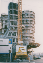 Stavba Tančícího domu.