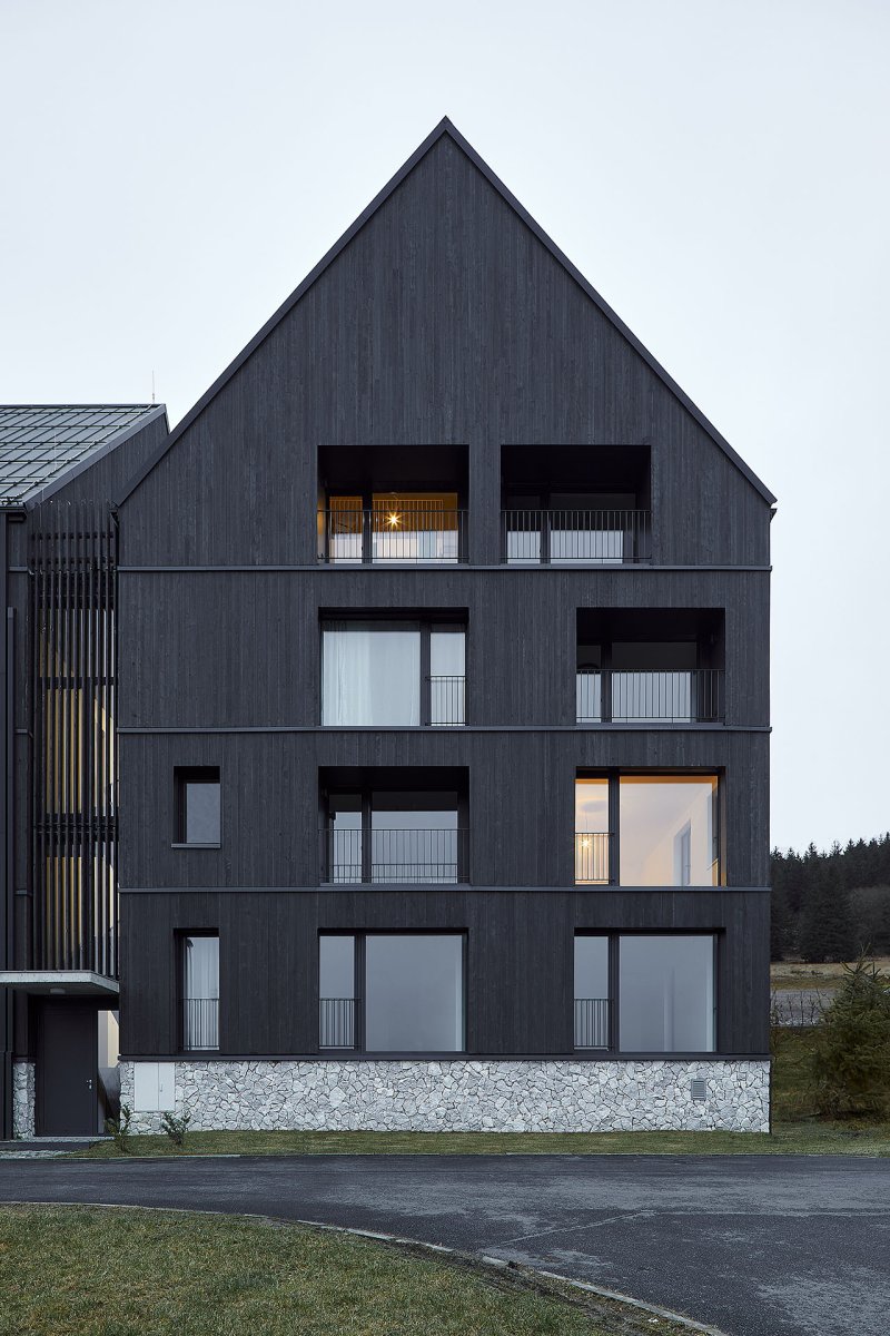 Tradiční formu domu se sedlovou střechou architekti interpretovali současným architektonickým jazykem. (Bytový dům Krušec, monom)