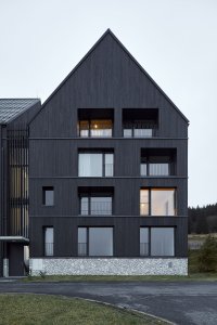 Tradiční formu domu se sedlovou střechou architekti interpretovali současným architektonickým jazykem. (Bytový dům Krušec, monom)