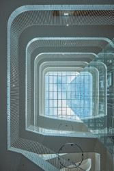 Atrium - vzdušný a světlý prostor pro sousedský život (Bytový dům Oliva, A69 architekti)