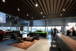 Výkonné reflektory VIVO II jsou využity také k bodovému osvětlení míst pro jednání se zákazníky.