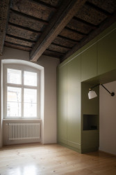 Po rekonstrukci se pod nimi znovu bydlí. (Rekonstrukce Malého Buquoyského Paláce v Praze, Tereza Scheibová)