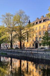 Malebné centrum Uppsaly, která přirozeně svádí k zastavení u břehů řeky Fyrisån.