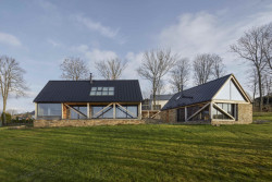 Dvě hmoty domu definují zahradu