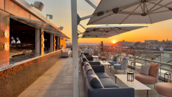 Hoteliérské společnosti mají své standardy – v případě W Hotels k nim patří i rooftop bary na střeše. Takto vypadá střešní terasa na W Prague.