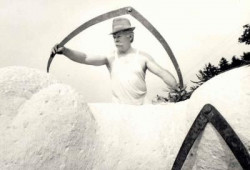 Josef Klimeš pracuje na plastice losovického torza