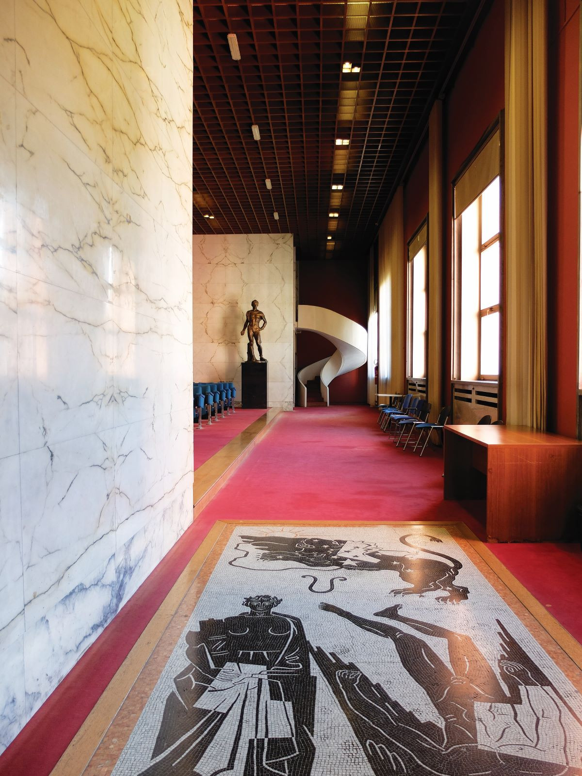 Tělocvična Benita Mussoliniho z roku 1936 je dekorována mozaikou a bílým mramorem © Adam Štěch