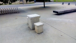 Řekli jsme si, že architektura je tvorba prostoru – je důležité si uvědomit, že se tím rozumí i sociální prostor. Architektura vytváří prostředí pro setkávání a lidskou interakci. I projekt Šachy na ulici Ondřeje Kobzy je architektura. / Šachový set, Jakub Vlček – foto