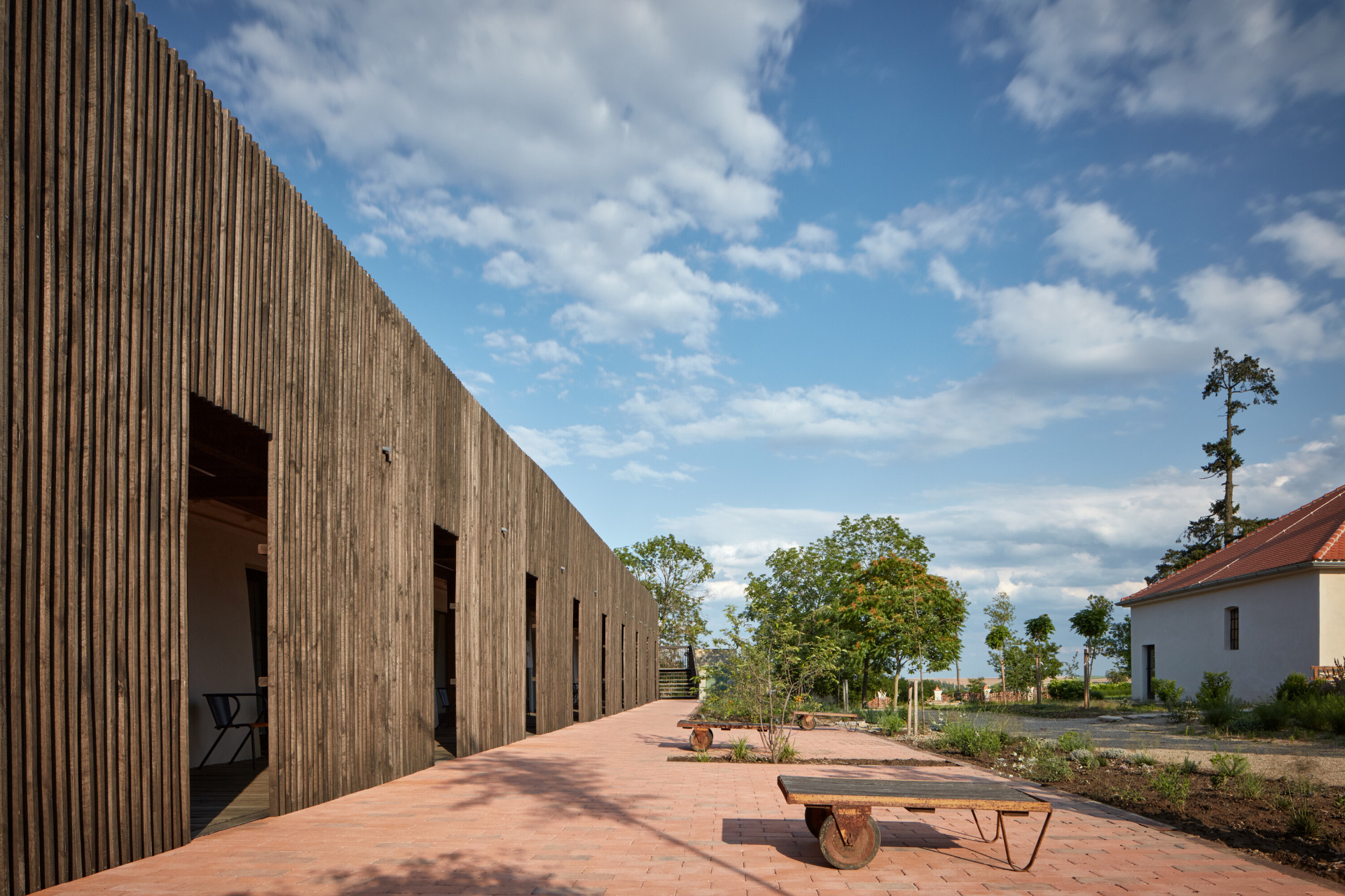 Kocanda Kravsko, ORA: Ta v přízemí vytvořila před pokoji kryté zádveří, útulnou clonu z latí, která je odděluje od zahrady