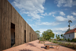 Kocanda Kravsko, ORA: Ta v přízemí vytvořila před pokoji kryté zádveří, útulnou clonu z latí, která je odděluje od zahrady