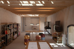 Vložené podlaží (Rekonstrukce bývalých železničních dílen; ASSEMBLE, Atelier Luma, BC Architects )