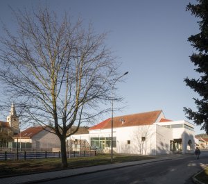 V okolí sokoloven obecně často vznikala další infrastruktura, jako například hřiště, parky, kavárny. Tak tomu je u knínické sokolovny. (Sokolovna ve Veverských Knínicích, studio New Work)