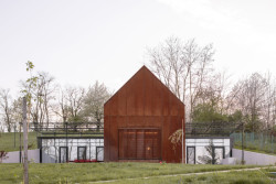 Část se sedlovou střechou má v sobě hlavní obytný prostor - obývací pokoj a kuchyni. (Víkendový dům nad přehradou, NOIZ architekti)