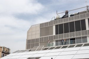 V nejvyšším patře byla nástavba, kde byly všechny technologie pro provoz domu. Teď jsou přemístěné do sklepa, v patře je bar. 