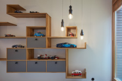 Interiéry vily v Klánovicích, KURZ architects: Vila má dvě podlaží, v patře se nacházejí soukromé pokoje a koupelny