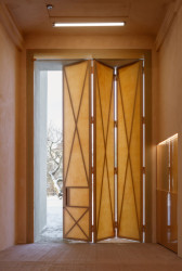 Průsvitná vrata směrem do zahrady (Knihovna v Červeném Kostelci; Papundekl architekti)