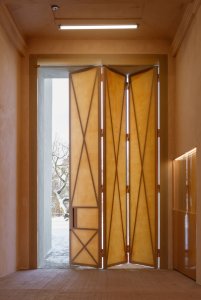 Průsvitná vrata směrem do zahrady (Knihovna v Červeném Kostelci; Papundekl architekti)