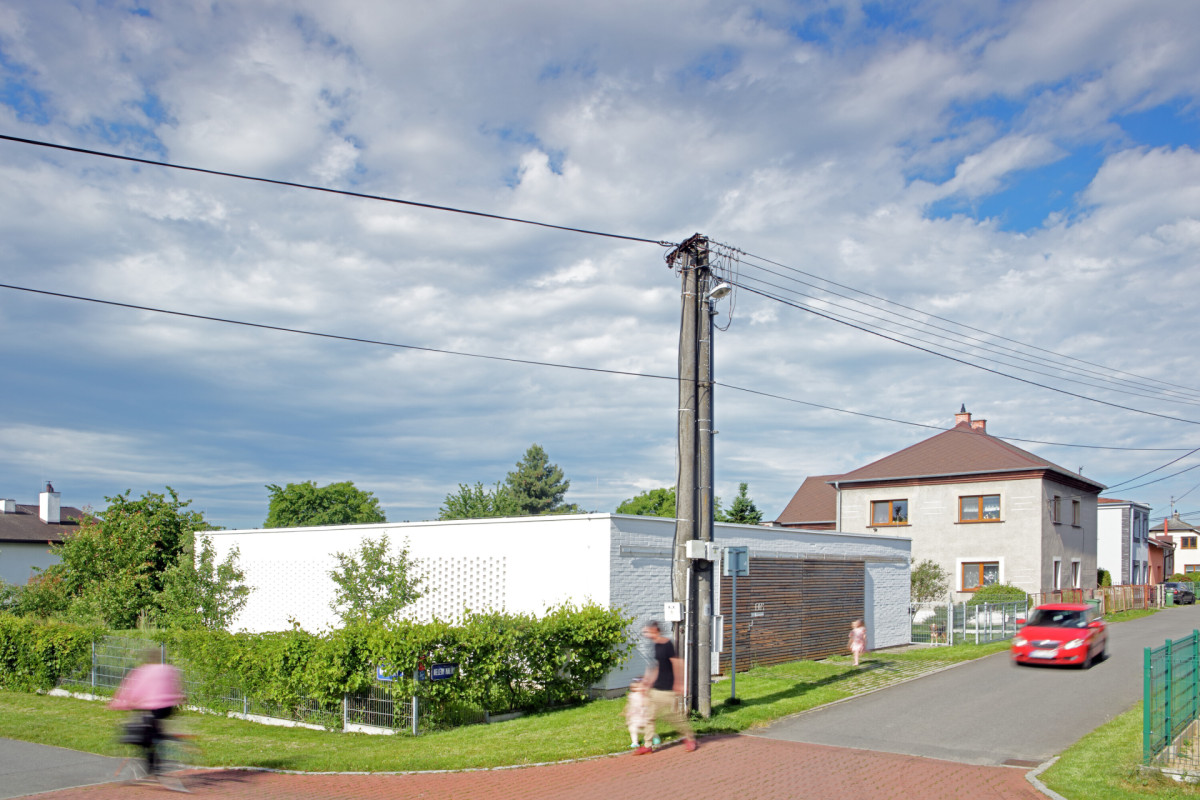 Dům stojí při křížení dvou ulic, je na něj tak vidět z vícero stran. (Rodinný dům Polanka nad Odrou; bydloarchitekti)