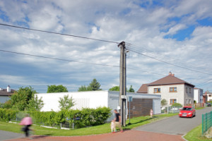 Dům stojí při křížení dvou ulic, je na něj tak vidět z vícero stran. (Rodinný dům Polanka nad Odrou; bydloarchitekti)