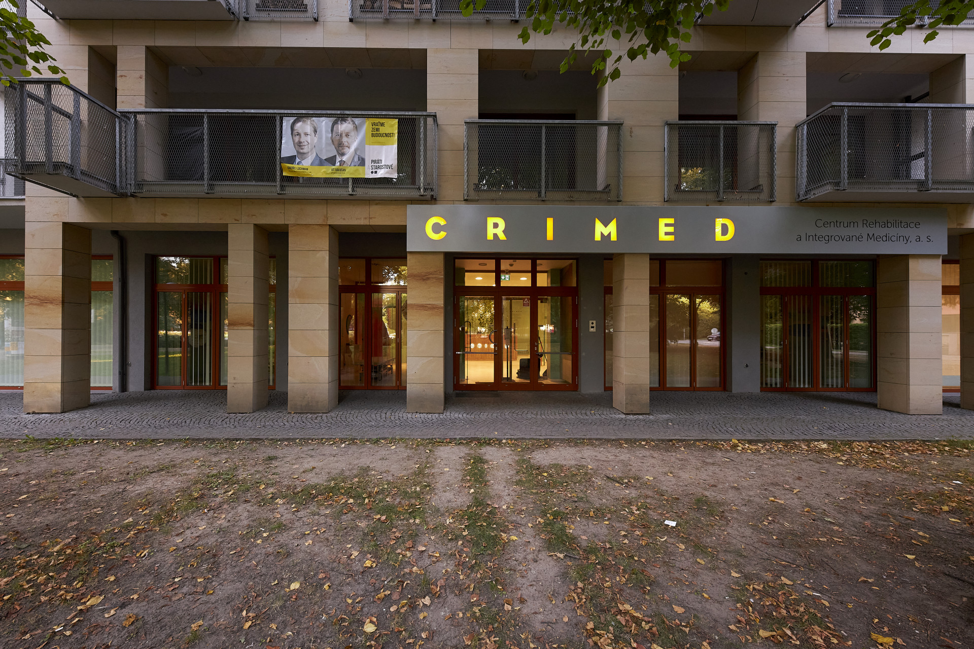 Interiér rehabilitačního centra CRIMED v Poděbradech od designérky Kateřiny Kersey a architektky Lucie Náhlovské