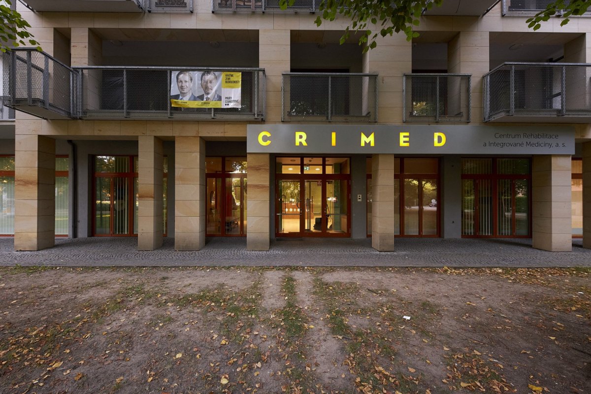 Interiér rehabilitačního centra CRIMED v Poděbradech od designérky Kateřiny Kersey a architektky Lucie Náhlovské