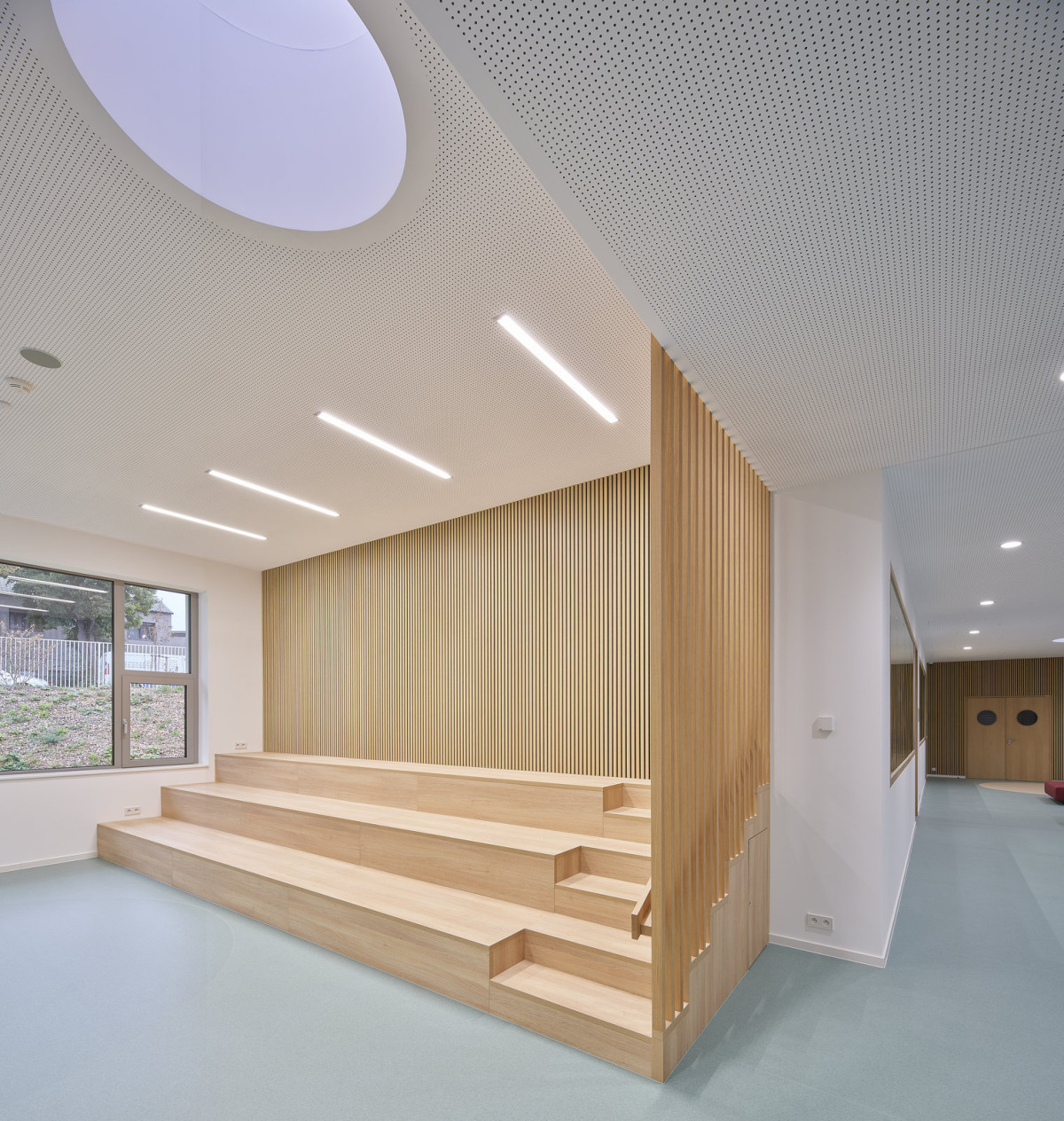 Nová škola od studia OVA architekti je v Berouně. (Nová škola Via v Berouně; OVA )