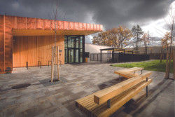 Mateřská škola Doubek v Pardubicích, Med Pavlík architekti: Před školkou architekti navrhli veřejný prostor