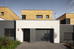 Architektura rodinných domů Pod Babou v Kuřimi je nadčasová díky pečlivému výběru použitých materiálů. Nejvýraznějším výrazovým prvkem jsou obkladové pásy StoCleyer W s dřevěným vzhledem