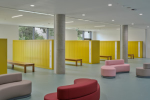 Nová škola od studia OVA architekti je v Berouně. (Nová škola Via v Berouně; OVA )