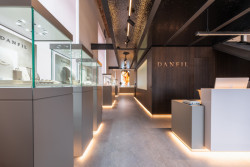 Pohled na volně stojící vertikální vitríny