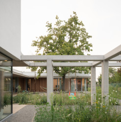 Dům má dohromady tři křídla, na jedno z bočních venku navazují betonové arkády. (Rodinný dům v Záhorských sadech, ČECHVALA ARCHITECTS)