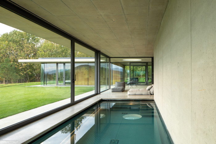 Wellness a technologií, která zajišťuje vytápění a chlazení aktivací betonového jádra napojeného na tepelné čerpadlo. (Rodinný dům v Novém Jičíně – Žilině; Kamil Mrva Architects)