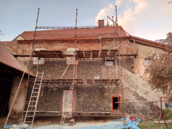 Špric (Rekonstrukce historického domu v Šatově, Hlinaři)