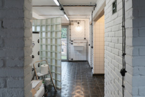 Dříve využívaný chlívek teď funguje jako technické zázemí sousedícího rodinného domu a zároveň malé wellness. (Terasa a zázemí ve stodole; tamti_architekti)