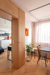 Vestavěné úložné prostory. (Byt 4+1 v panelu; Zuzana Bartasová)