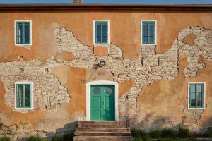 Rekonstrukce hostince Na Lisu v Brzánkách, Jan Veisser: Architekt totiž doporučil ponechat fasádu tak, jak byla. Kromě finanční úspory dává místu jedinečnou atmosféru určité nenucenosti