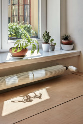 Ateliér Neuhäusl Hunal proměnili žižkovský byt na garsonku se spacím pódiem