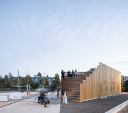 Revitalizace areálu kasáren ve Vysokém Mýtě, Barbora Srpková, Martin Lukáč: Většinu plochy areálu pokrývá vegetace, trávu střídají různě rozmístěné stromy a keře, které působí, jako by zde rostly samy od sebe