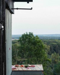 Součástí je také malá sauna. Ochladíte se pod studenou venkovní sprchou. 