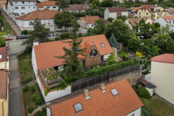 Dům zasazený do zástavby (Rodinný dům v Břevnově; OTA atelier)