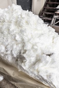 Vláknocement je materiál, který se hodí na fasády i střechy, dále také na podhledy, stěny, na šachty, balkony a třeba i v saunách. Dá se navíc recyklovat a architekti ho využívají čím dál tím častěji.