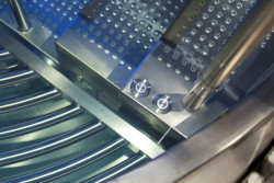 Komerční wellness v Resortu Aldrov: Nerezová vířivka, detail schodiště a masážní lavice