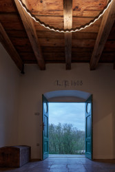 Rekonstrukce hostince Na Lisu v Brzánkách, Jan Veisser: Chodbu osvětluje lustr autorsky navržený architektem Janem Veisserem