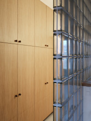 Luxfery a dubová dýha. V bytě se setkávají různé materiály v pestrém patchworku. (Byt na rohu; Prokop Hartl)