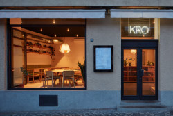 Co se týká osvětlení, interiér je především přirozeně osvětlen velkoformátovými okny, které lze v letních dnech otevřít dokořán. (KRO Vršovice, NEUHAUSL HUNAL)